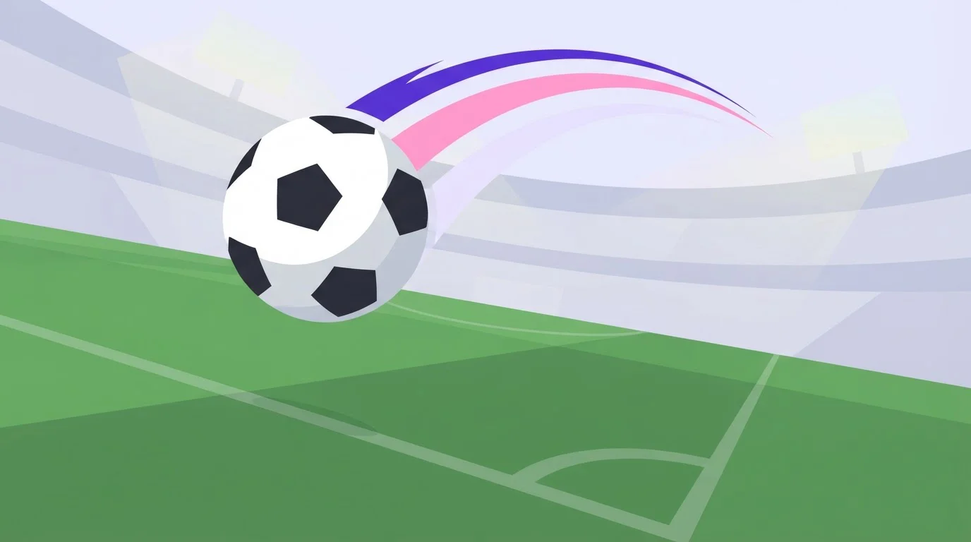 Ein Fußball fliegt über einen grünen Rasen mit sichtbarer Bewegungsunschärfe